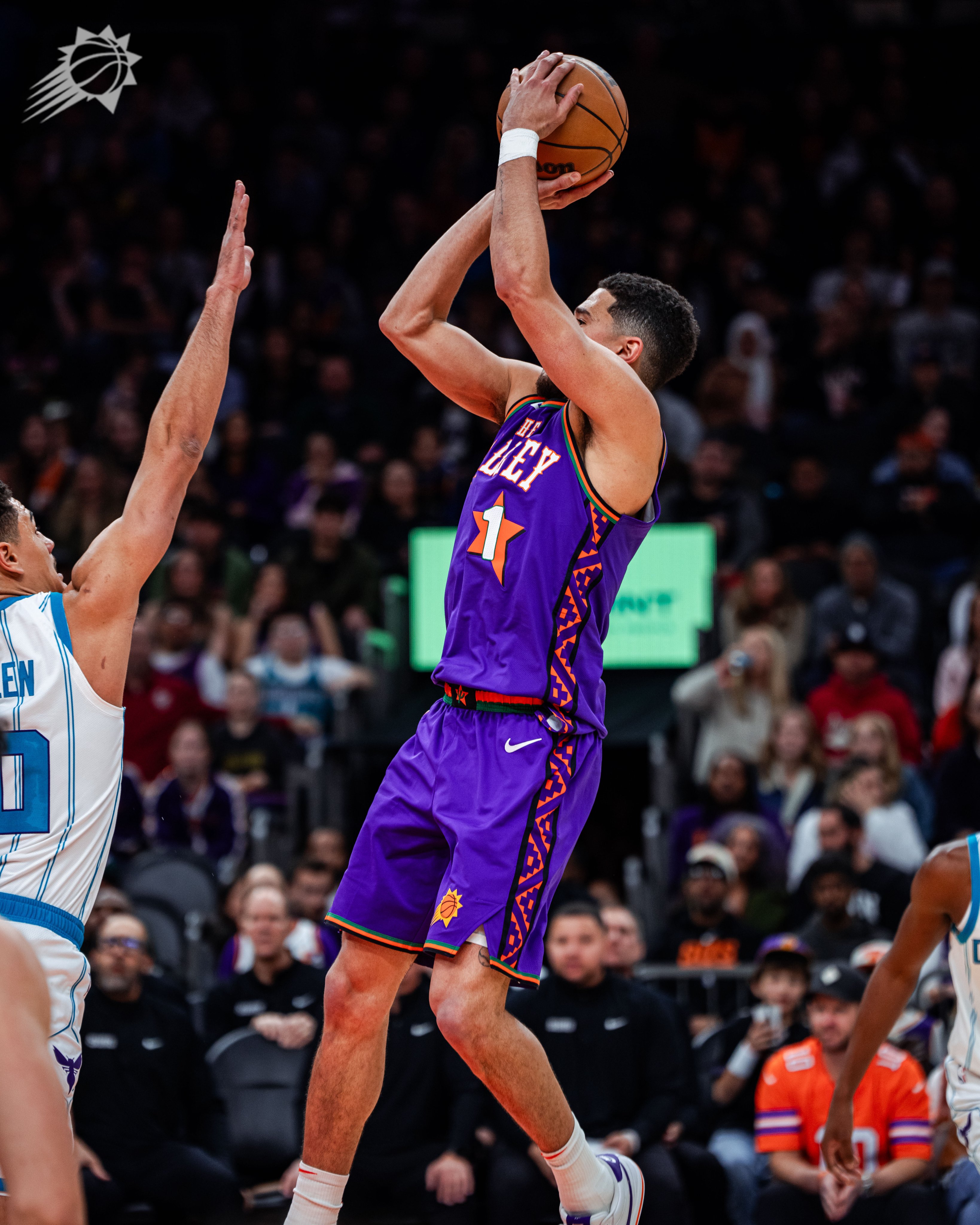 太阳客场逆转爵士，布克32+8+8