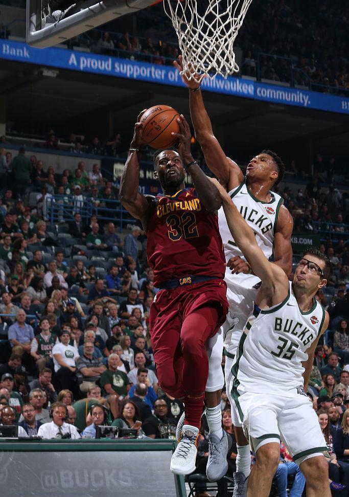 雄鹿惜败热火遭遇两连败