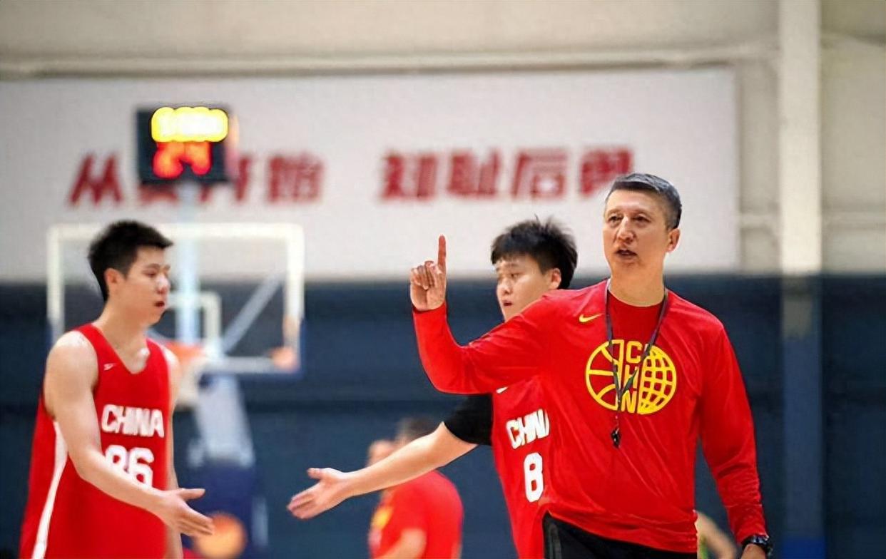 江西男篮队员表现突出，助球队赢得胜利