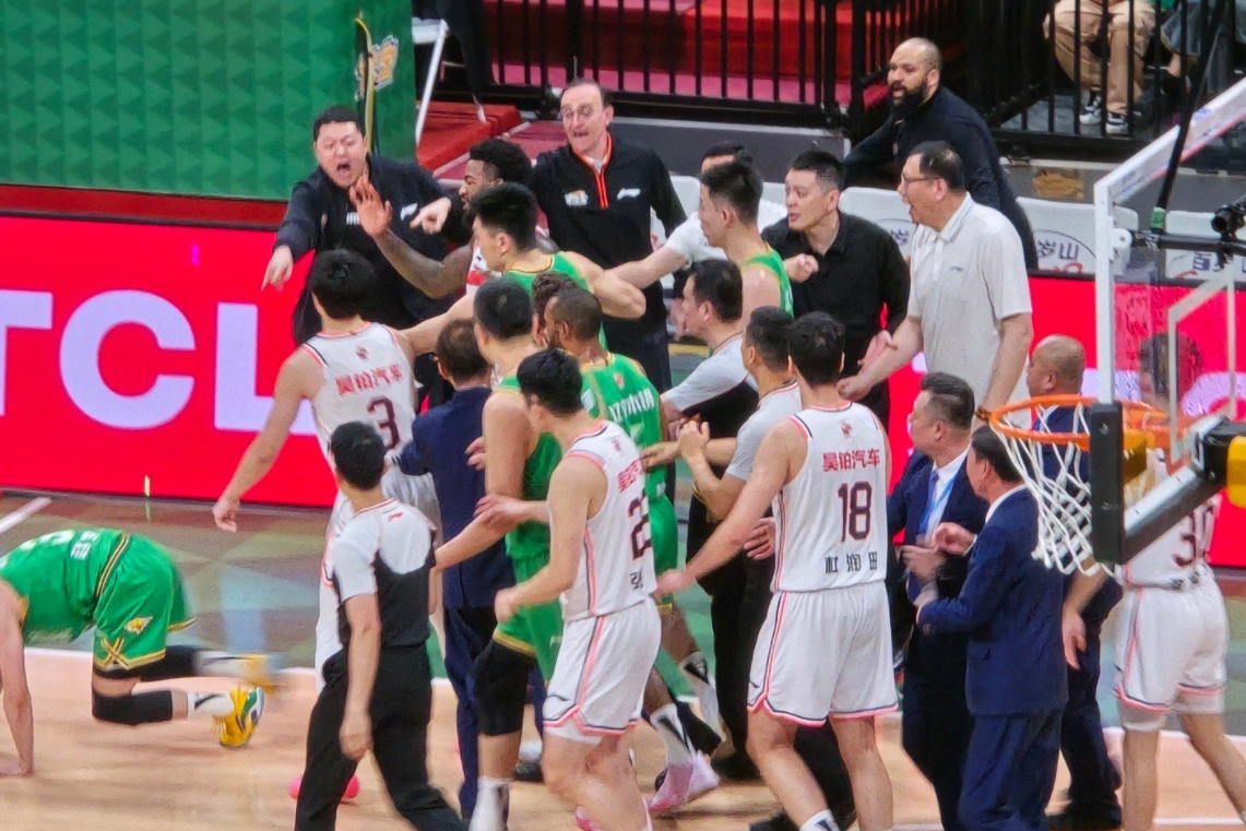 广西男篮与重庆队交手，场上对抗异常激烈的简单介绍