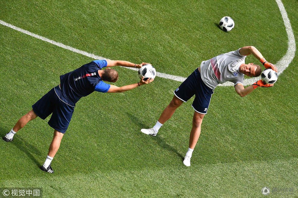 包含荷兰大胜冰岛，小组头名领先的词条