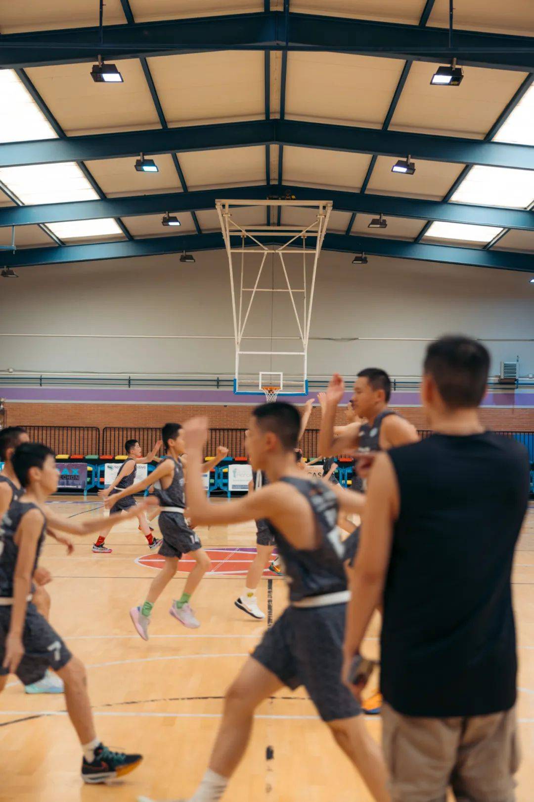 关于球队开展篮球训练营，吸引众多青少年参与的信息