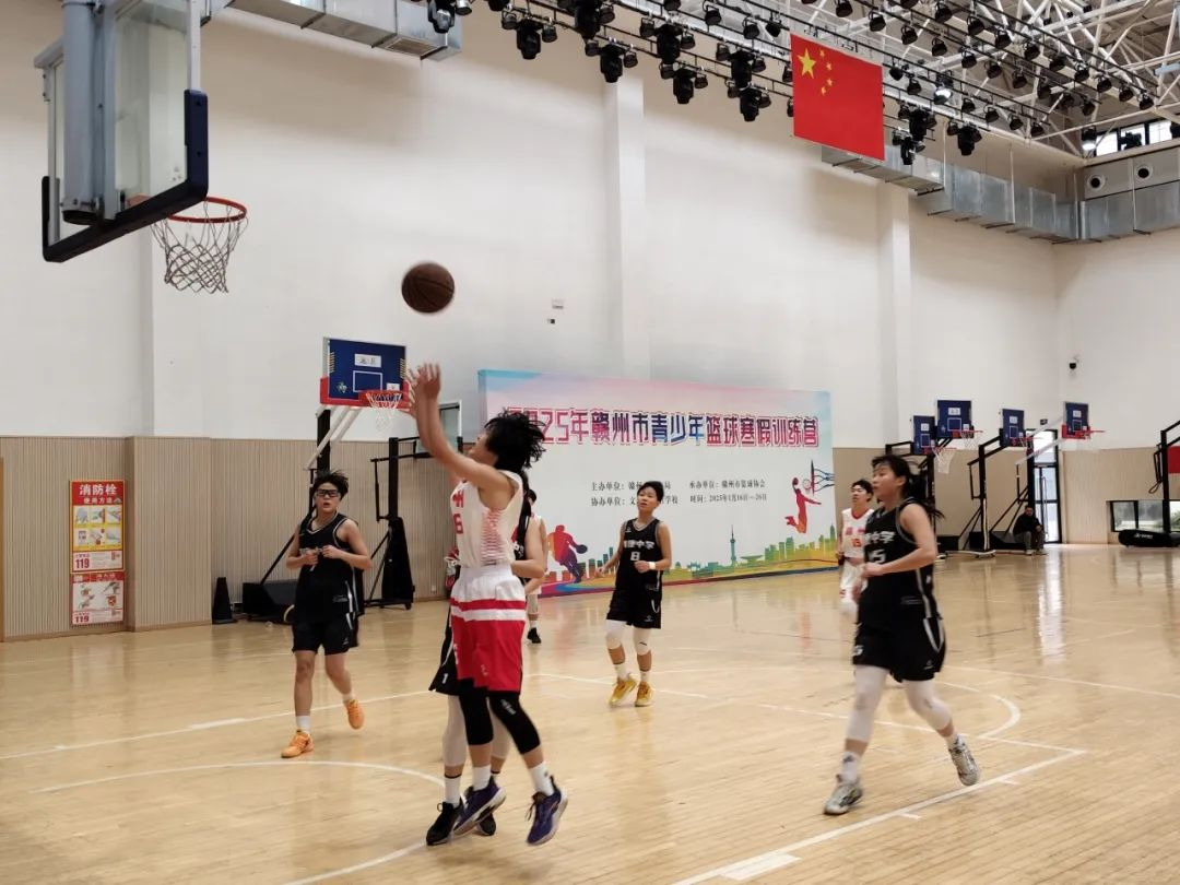 关于球队开展篮球训练营，吸引众多青少年参与的信息