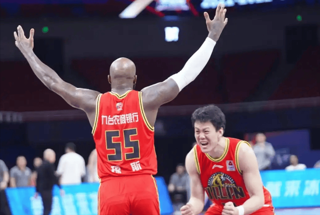 北京首钢成功反超广东宏远，取得胜利！