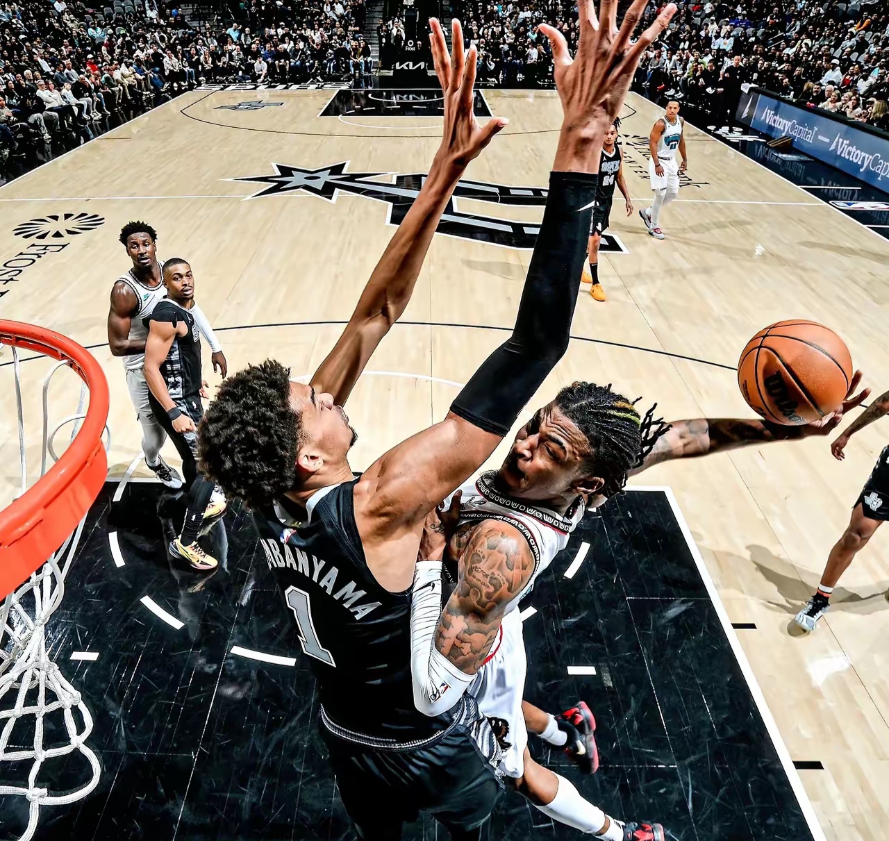 马刺客场惊险击败雄鹿