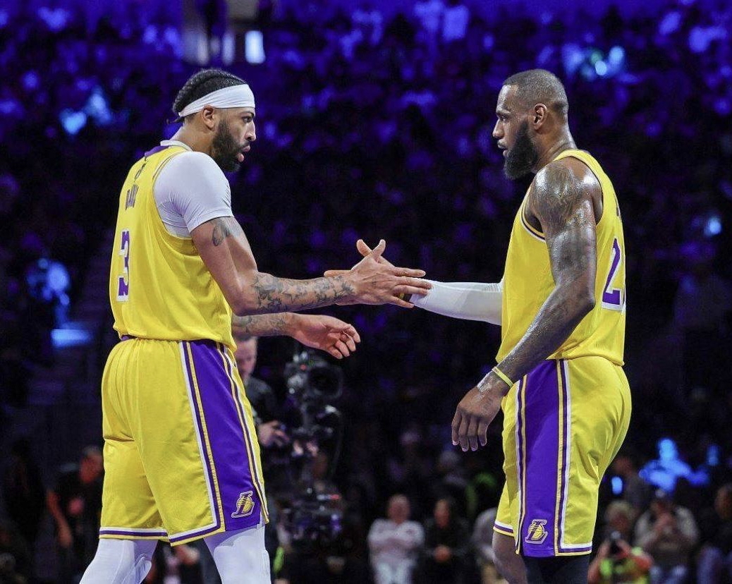 湖人队核心球员带伤上阵，帮助球队取得胜利的简单介绍